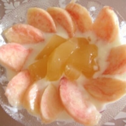 mimiさんまた桃で作りました（笑い）桃ばかりですみません。桃が沈みそう～（笑い）ヨーグルトにフルーツの組み合わせは美味しいですね♪あ～またレシピ増えてる～